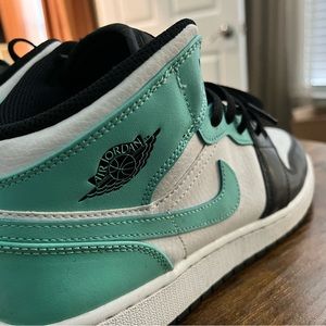Jordan 1 Mid
Tropical Twist Igloo
